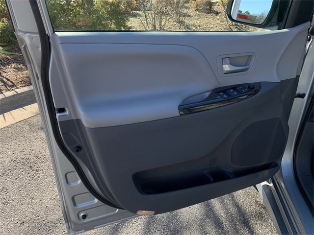 Used 2020 Toyota Sienna Limited image 17