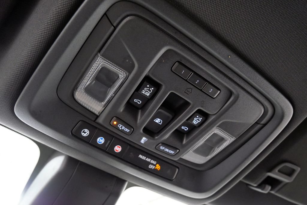 Used 2019 Chevrolet Silverado 1500 High Country w/ Technology Package AWD/4WD image 34