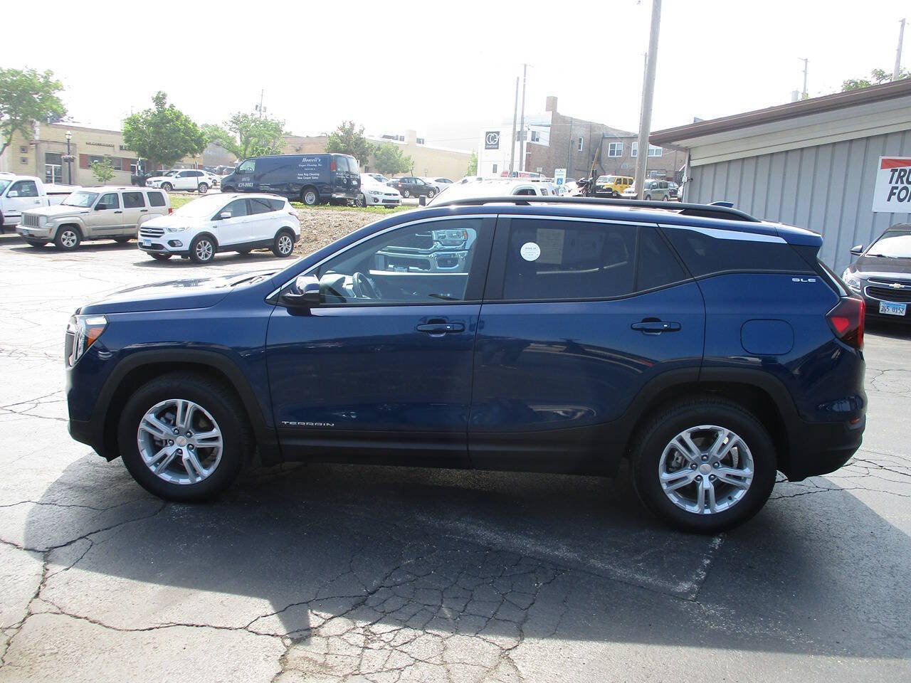 Used 2023 GMC Terrain SLE AWD/4WD image 15