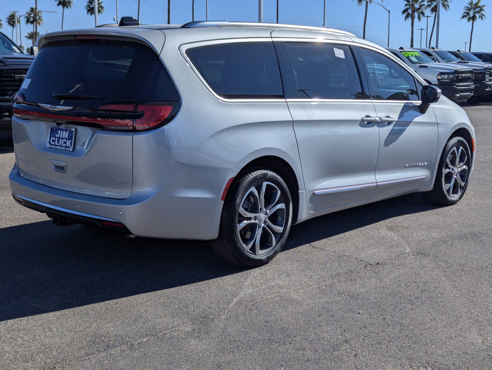New 2026 Chrysler Pacifica Pinnacle w/ Trailer Tow Group AWD/4WD image 2