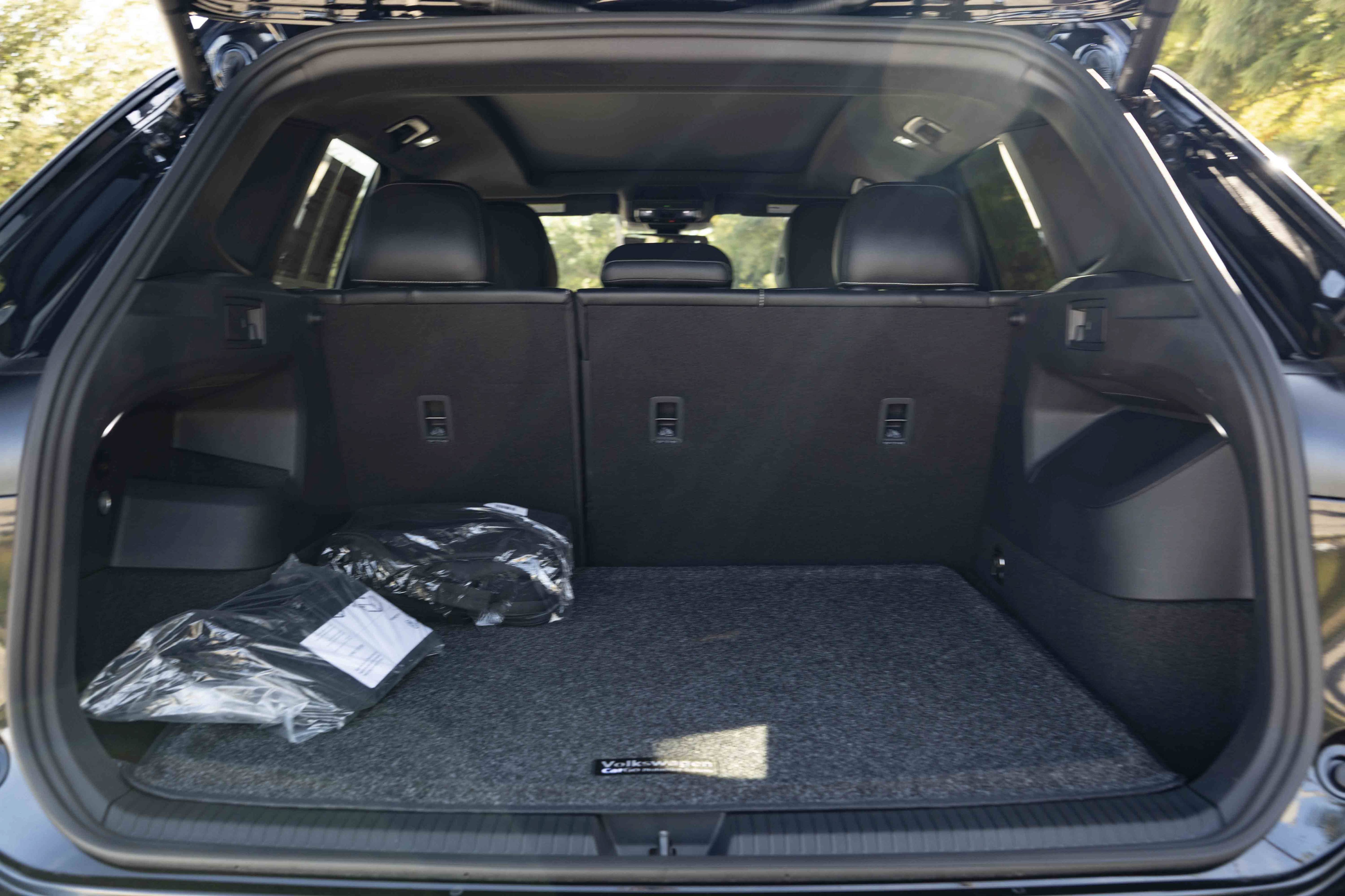 Certified 2026 Volkswagen Tiguan SE R-Line FWD image 37