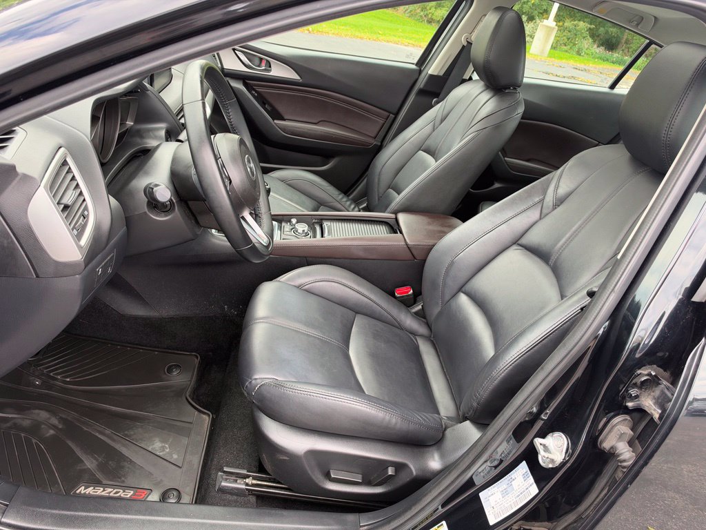 Used 2018 MAZDA MAZDA3 Touring FWD image 17