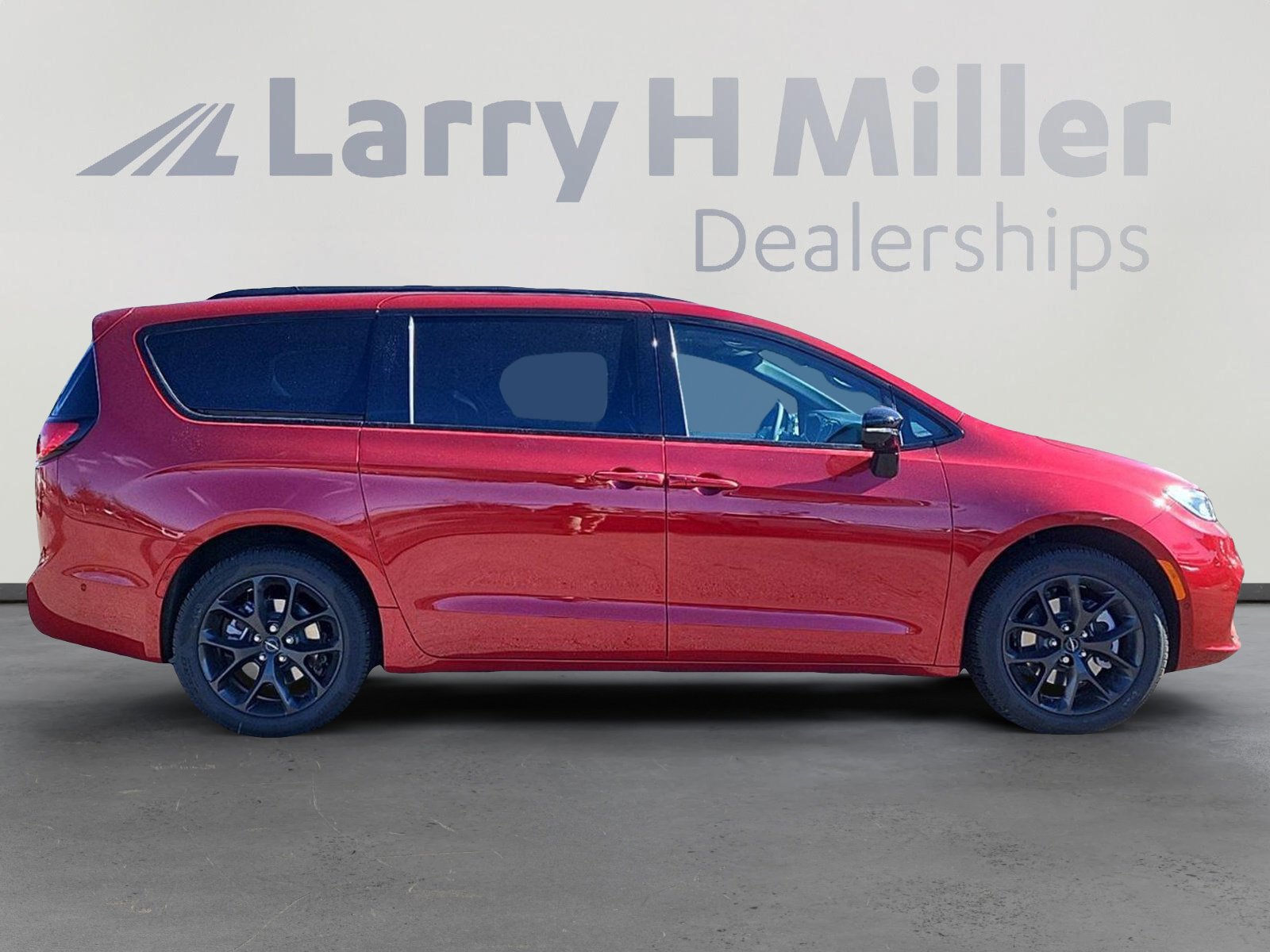 New 2025 Chrysler Pacifica Limited w/ Uconnect Theater Family Group image 4