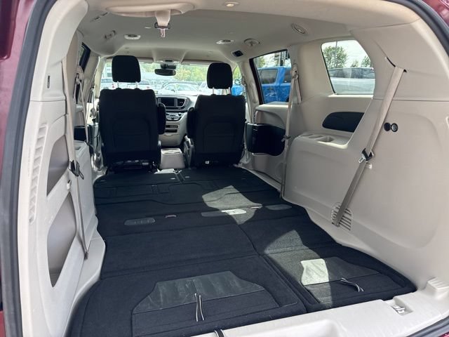 Used 2023 Chrysler Voyager LX FWD image 12