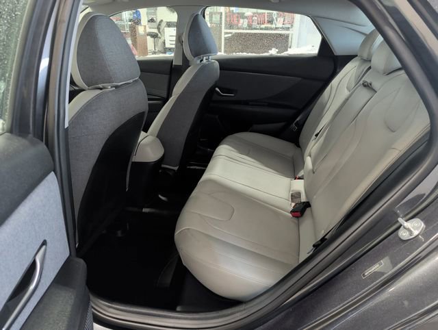 Used 2023 Hyundai Elantra Limited image 32