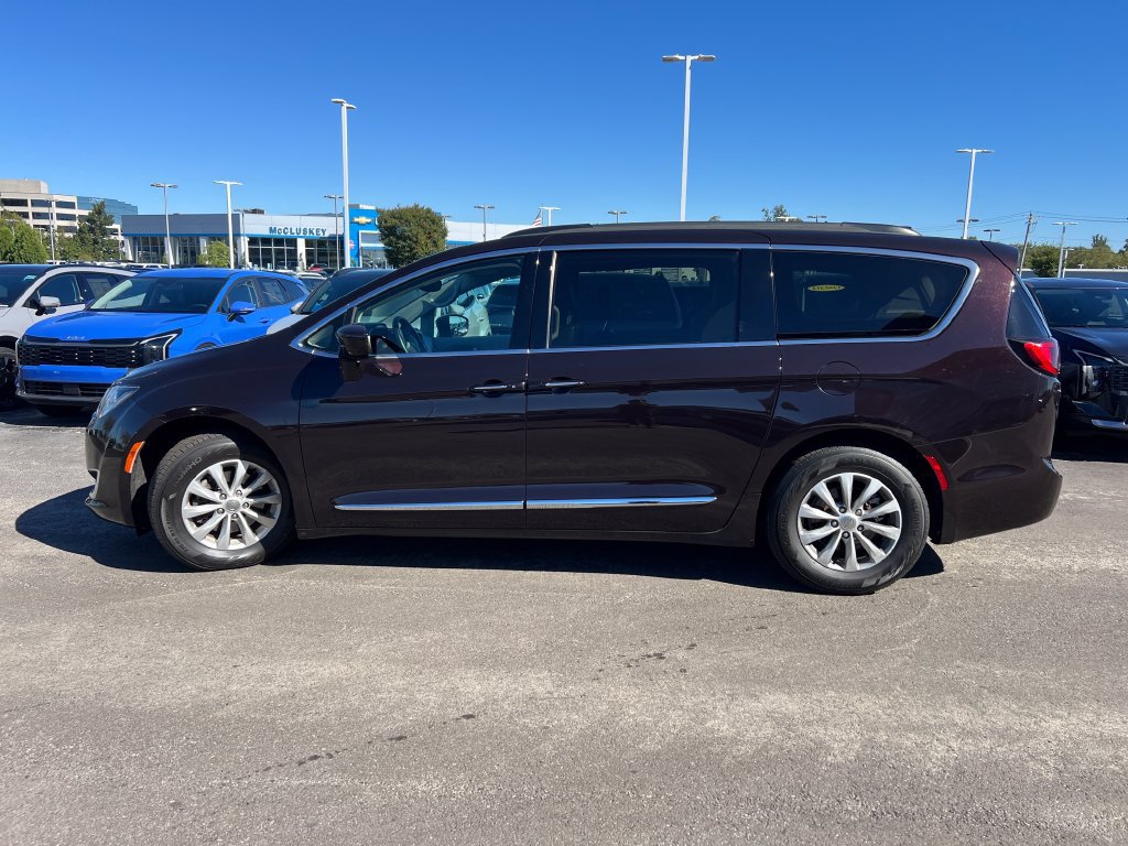 Used 2017 Chrysler Pacifica Touring-L FWD image 6