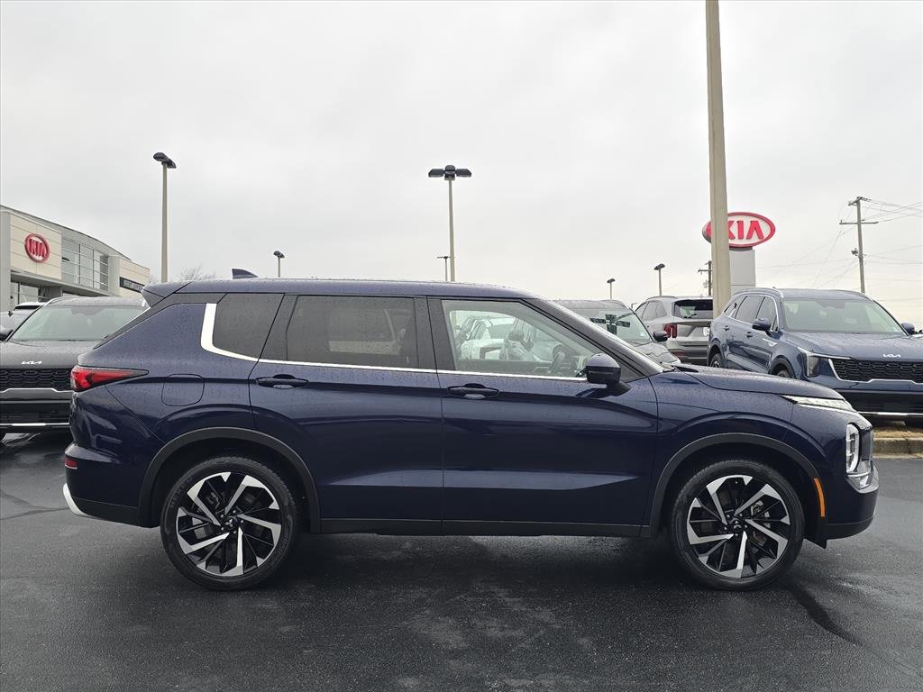 Used 2024 Mitsubishi Outlander SE image 2