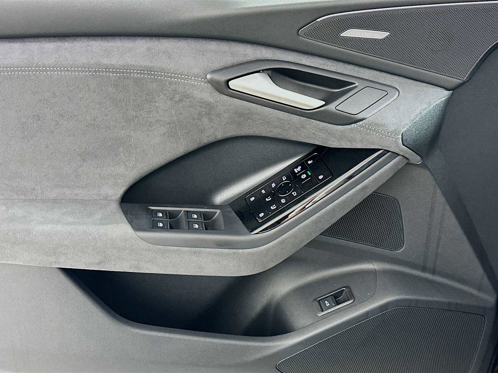 New 2027 Audi SQ6 e-tron Premium Plus AWD/4WD image 16