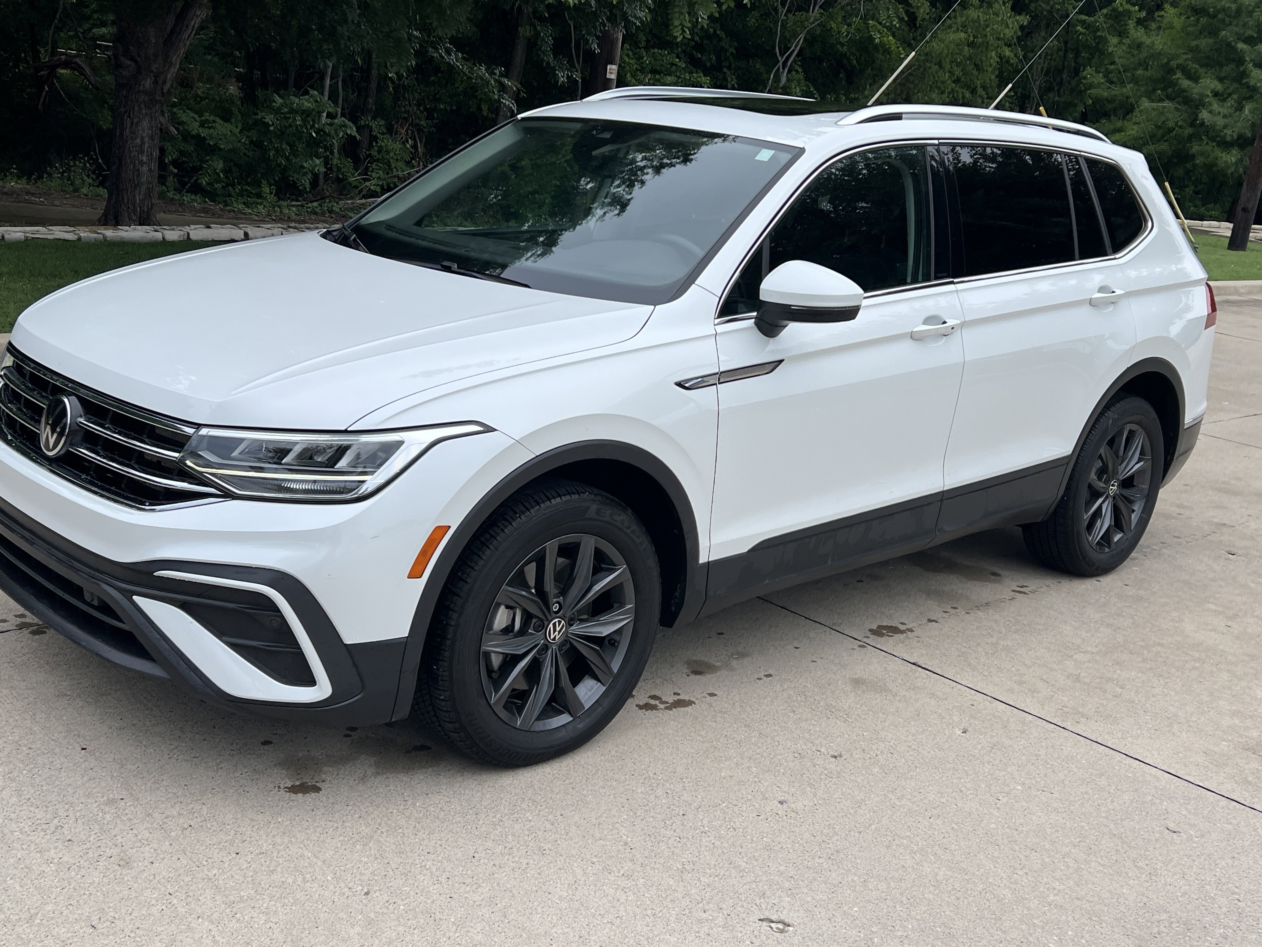 Certified 2023 Volkswagen Tiguan SE w/ Panoramic Sunroof Package AWD/4WD image 5