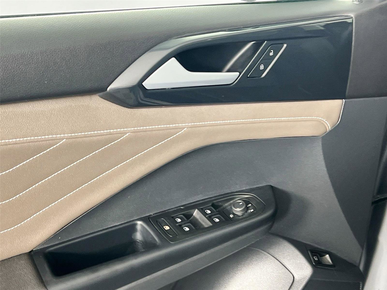 Used 2024 Volkswagen Taos SEL image 17