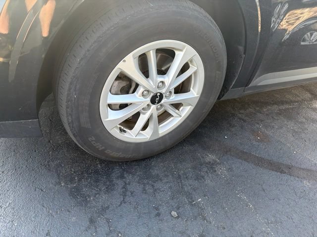 Certified 2024 Kia Carnival LX FWD image 18