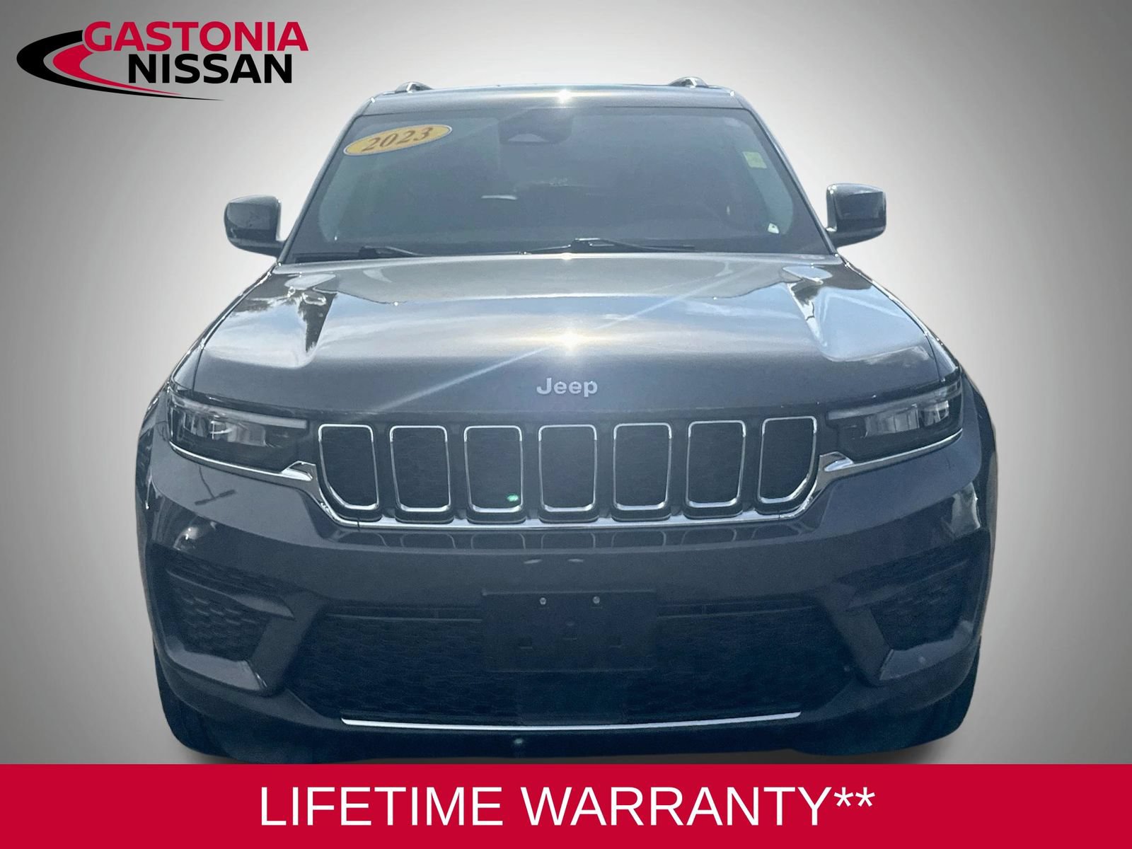 Used 2023 Jeep Grand Cherokee Laredo AWD/4WD image 2