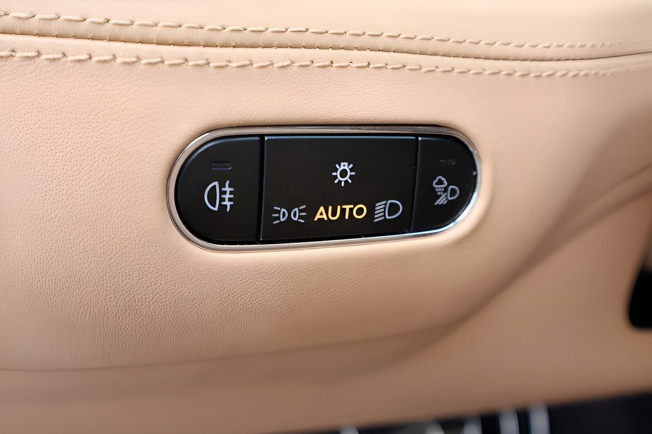 Certified 2024 Bentley Bentayga Extended Wheelbase AWD/4WD image 24