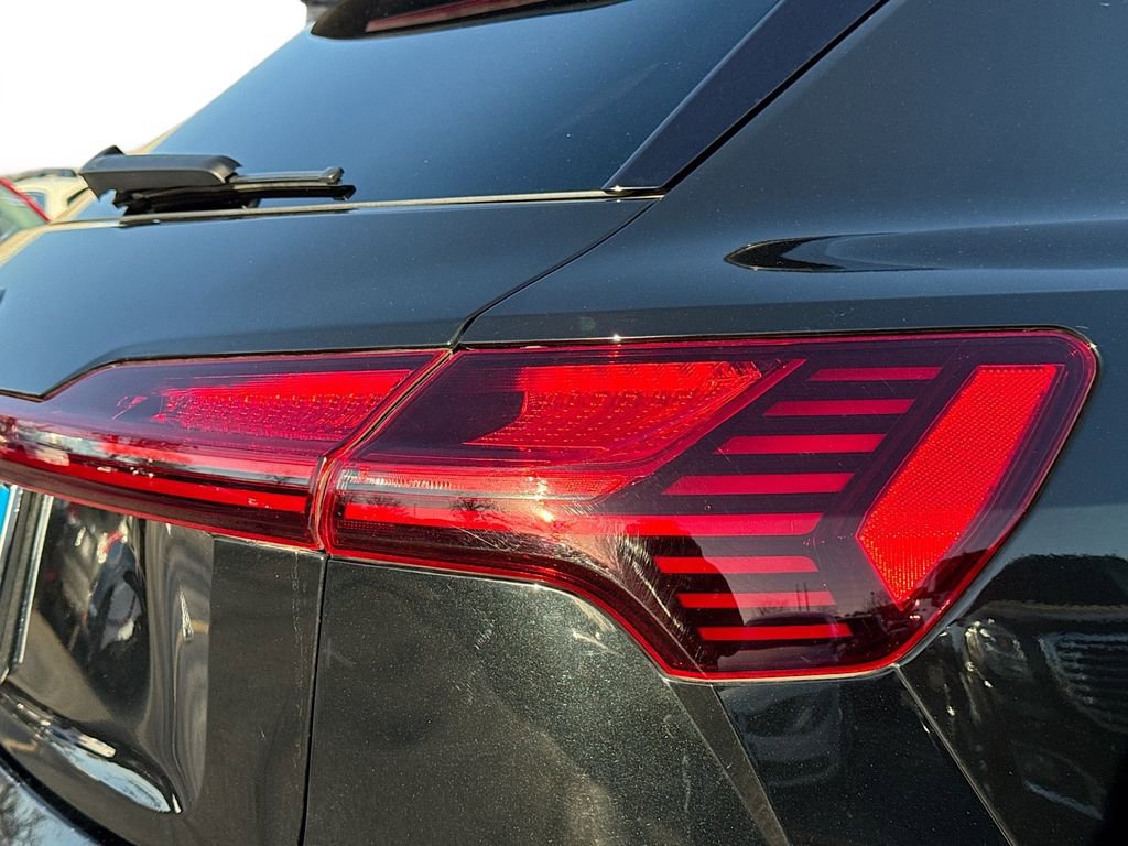 Used 2019 Audi e-tron Prestige w/ Prestige Package image 36