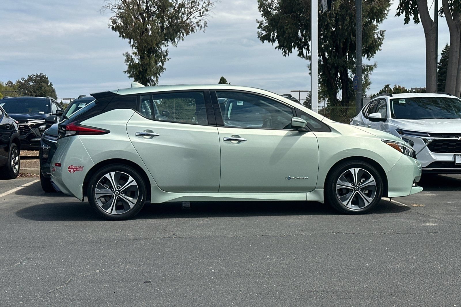 Used 2018 Nissan Leaf SL w/ SL Technology Package FWD image 4