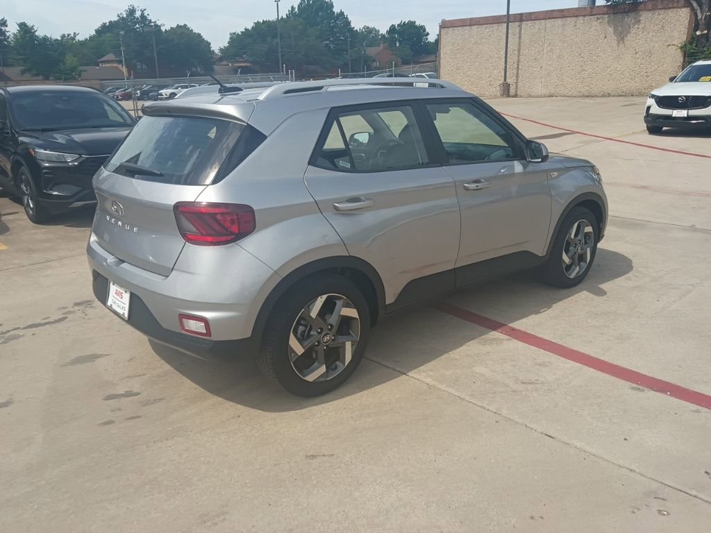 Used 2025 Hyundai Venue SEL FWD image 7