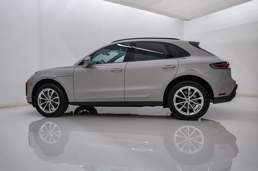 Certified 2024 Porsche Macan AWD/4WD image 2