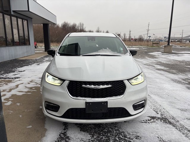 Used 2024 Chrysler Pacifica Touring-L image 6