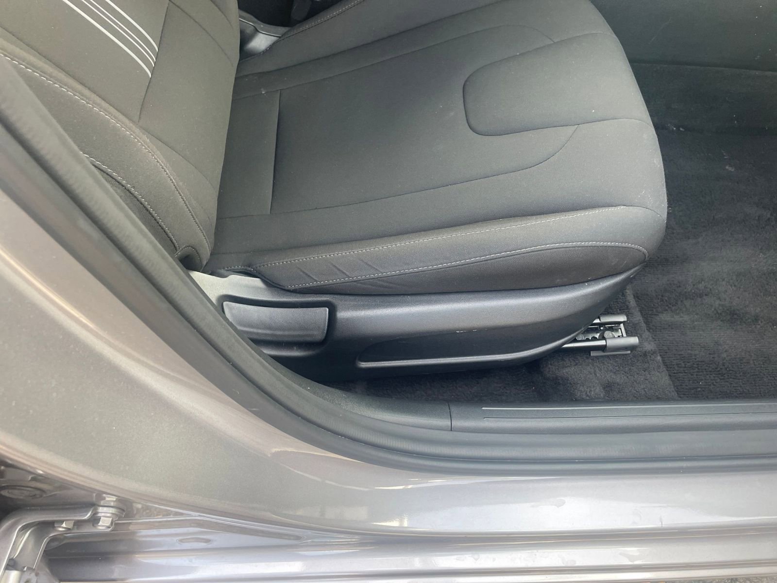 Used 2025 Hyundai Elantra SEL image 25