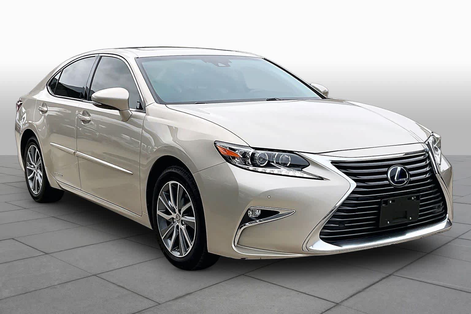 Used 2016 Lexus ES 300h w/ Luxury Package w/Wood Trim FWD image 2