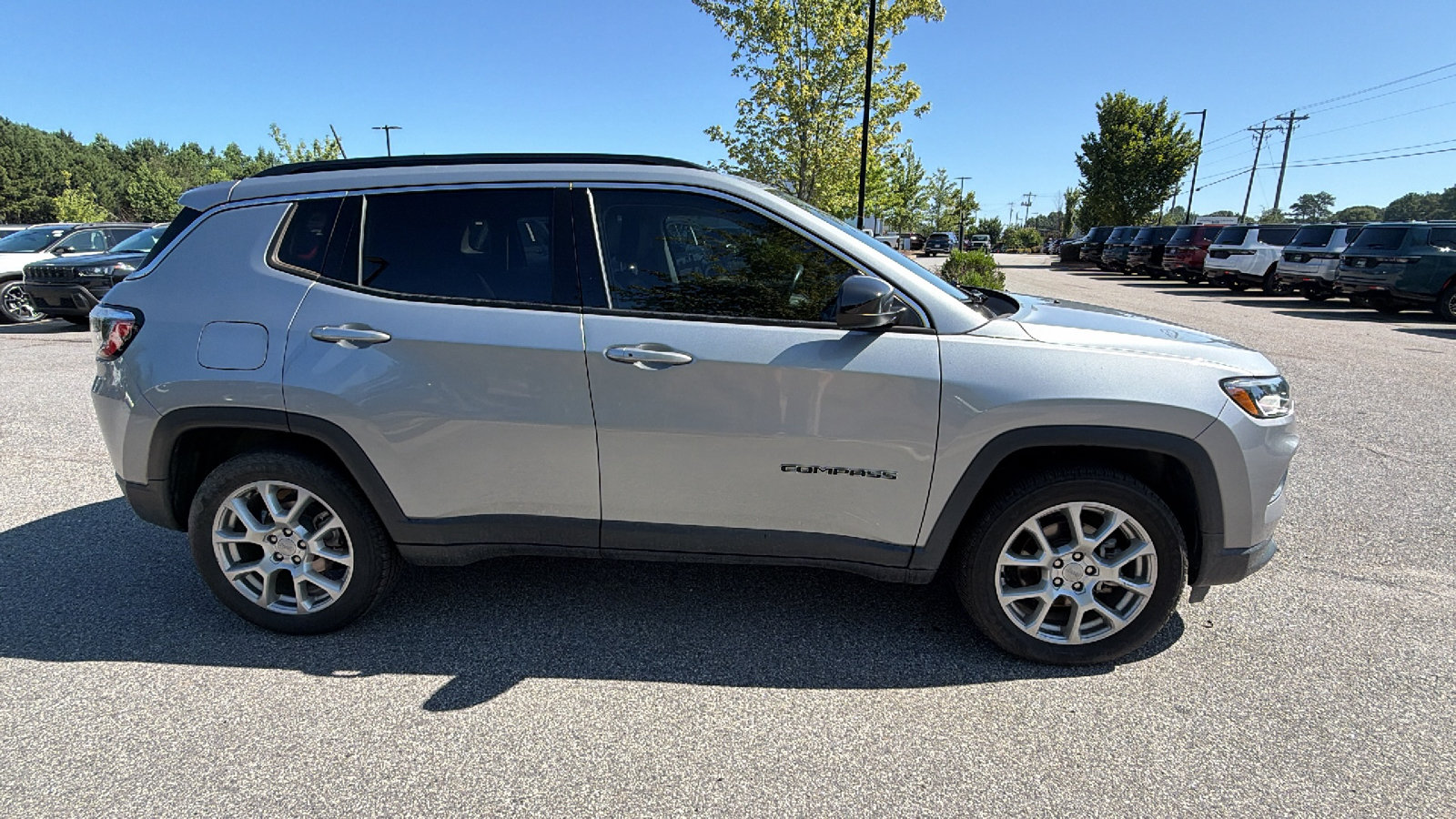 Used 2022 Jeep Compass Latitude AWD/4WD image 7