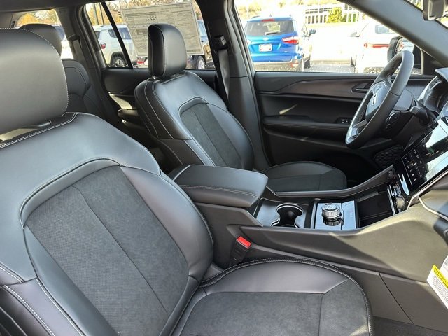 New 2025 Jeep Grand Cherokee Altitude image 16