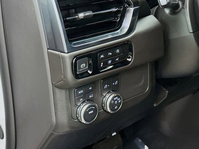 Used 2025 GMC Yukon XL Elevation AWD/4WD image 12