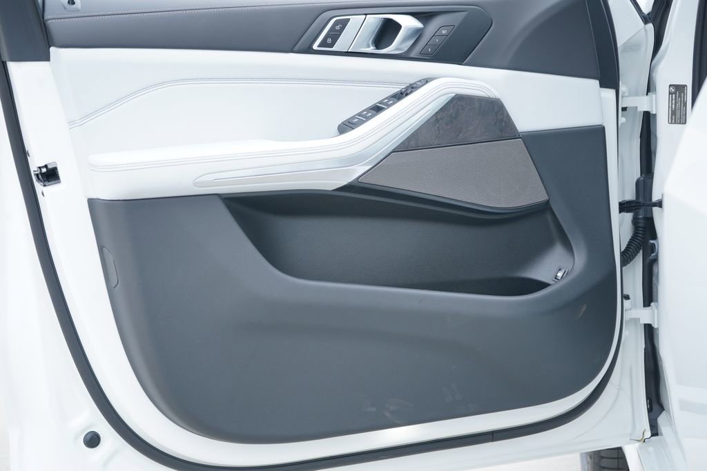 New 2026 BMW X5 xDrive50e w/ M Sport Package image 10