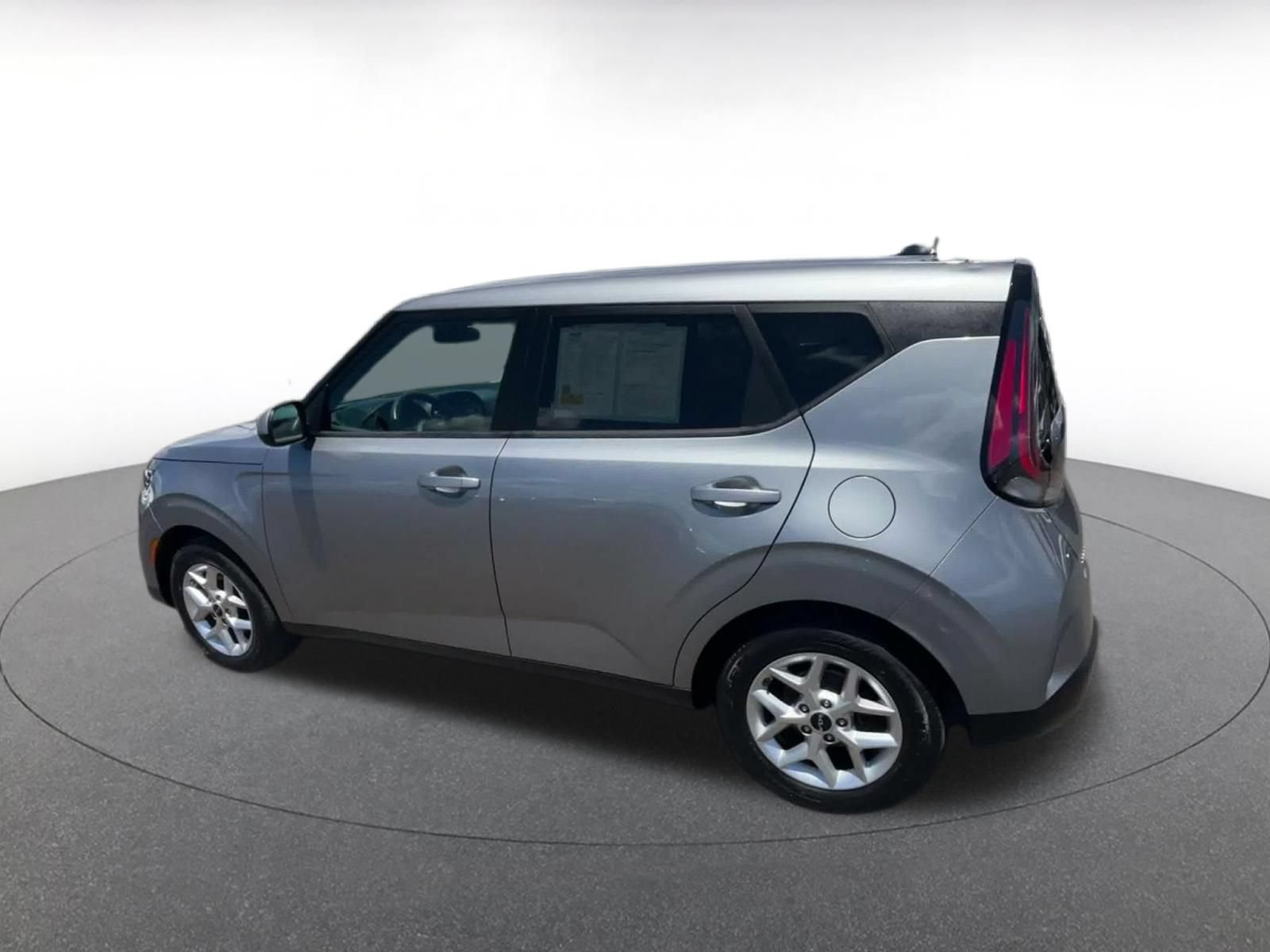 Used 2025 Kia Soul LX w/ LX Technology Package FWD image 9