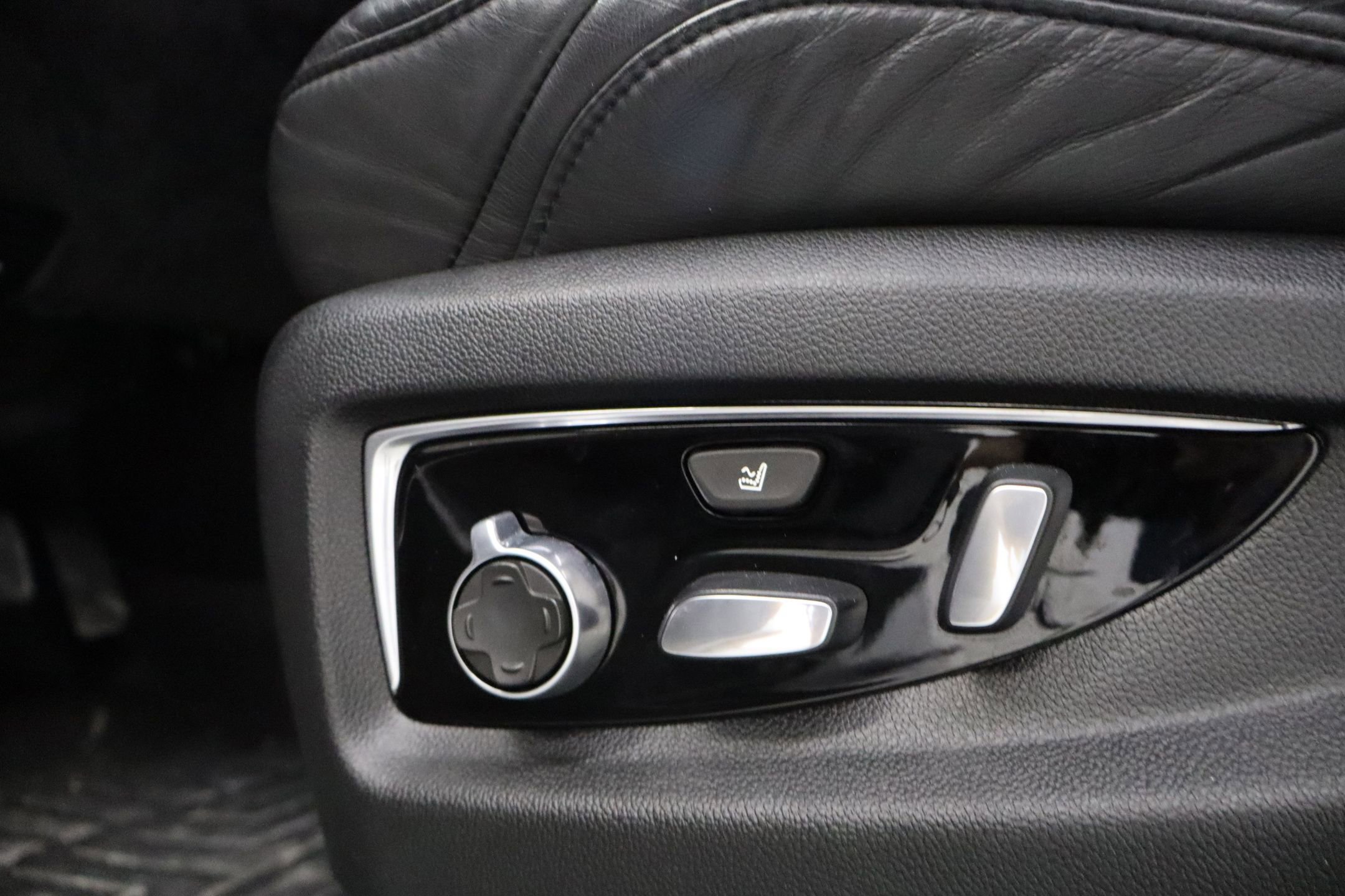 Used 2020 Cadillac Escalade Platinum image 17