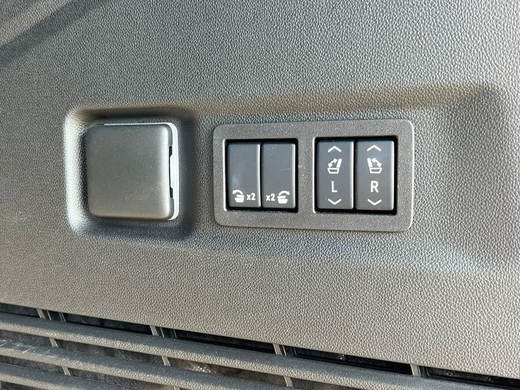 New 2025 GMC Yukon XL Denali w/ Denali Reserve Package image 39