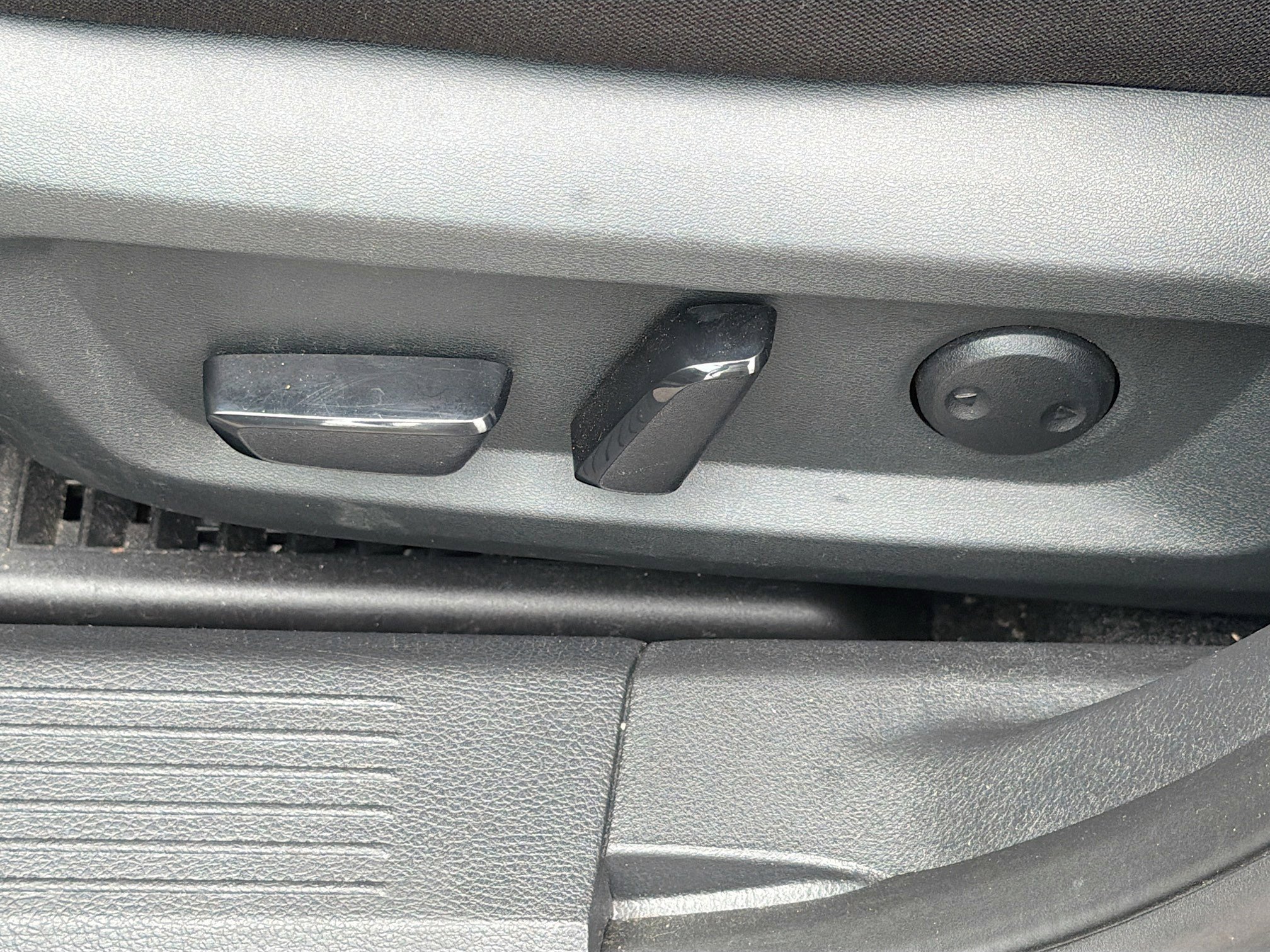 Used 2023 Nissan Rogue SV image 24