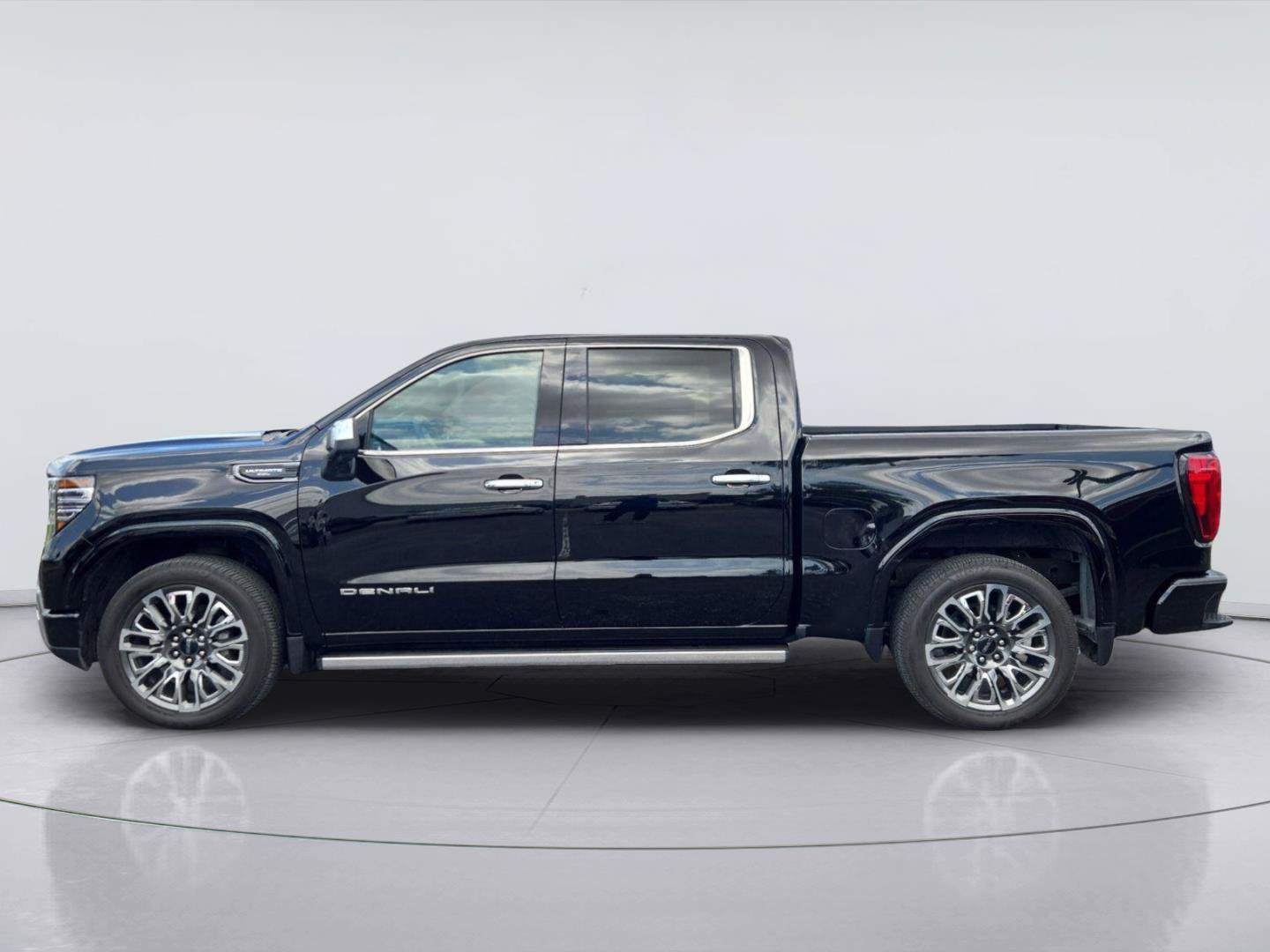 Used 2025 GMC Sierra 1500 Denali Ultimate AWD/4WD image 2