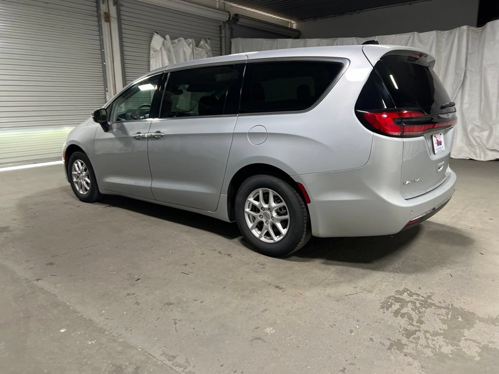 Used 2023 Chrysler Pacifica Touring-L FWD image 5