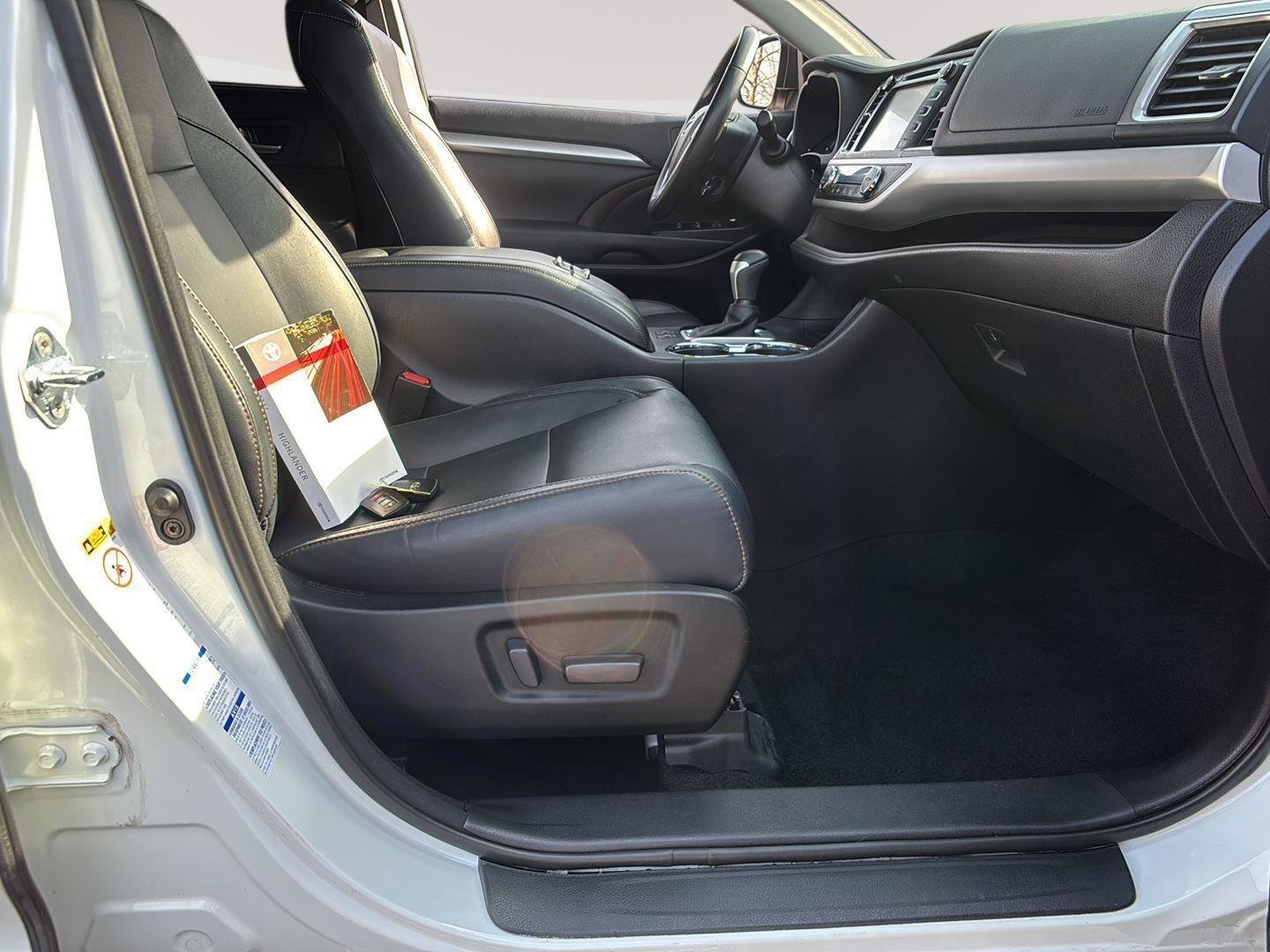 Used 2017 Toyota Highlander XLE image 19