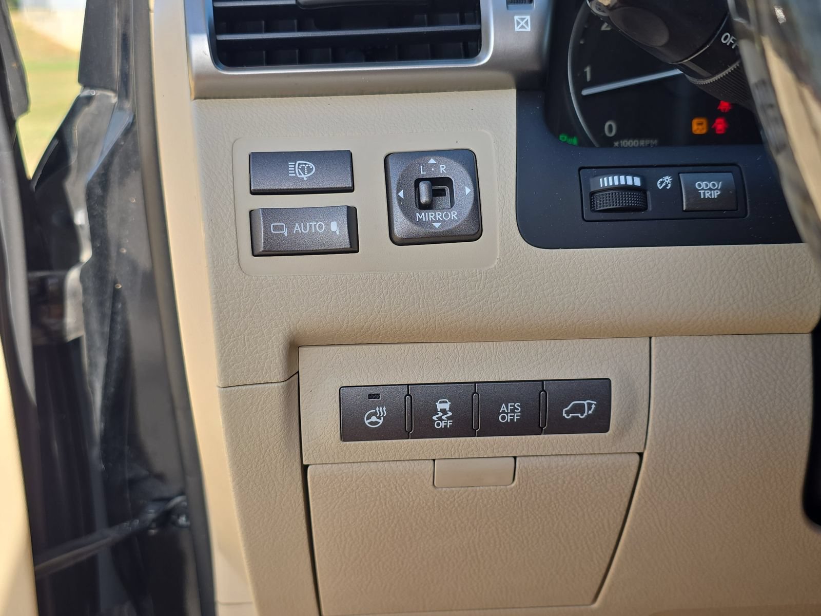 Used 2015 Lexus LX 570 4WD w/ Luxury Package image 23