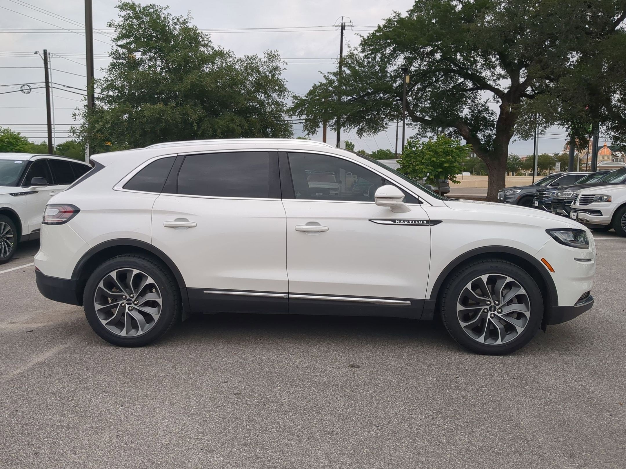 Used 2021 Lincoln Nautilus Reserve FWD image 2
