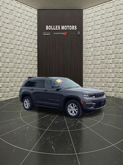 Used 2023 Jeep Grand Cherokee Limited w/ Luxury Tech Group II AWD/4WD image 2