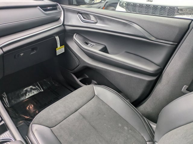 New 2025 Jeep Grand Cherokee L Laredo image 15