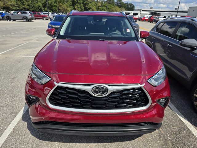 Used 2020 Toyota Highlander XLE FWD image 2