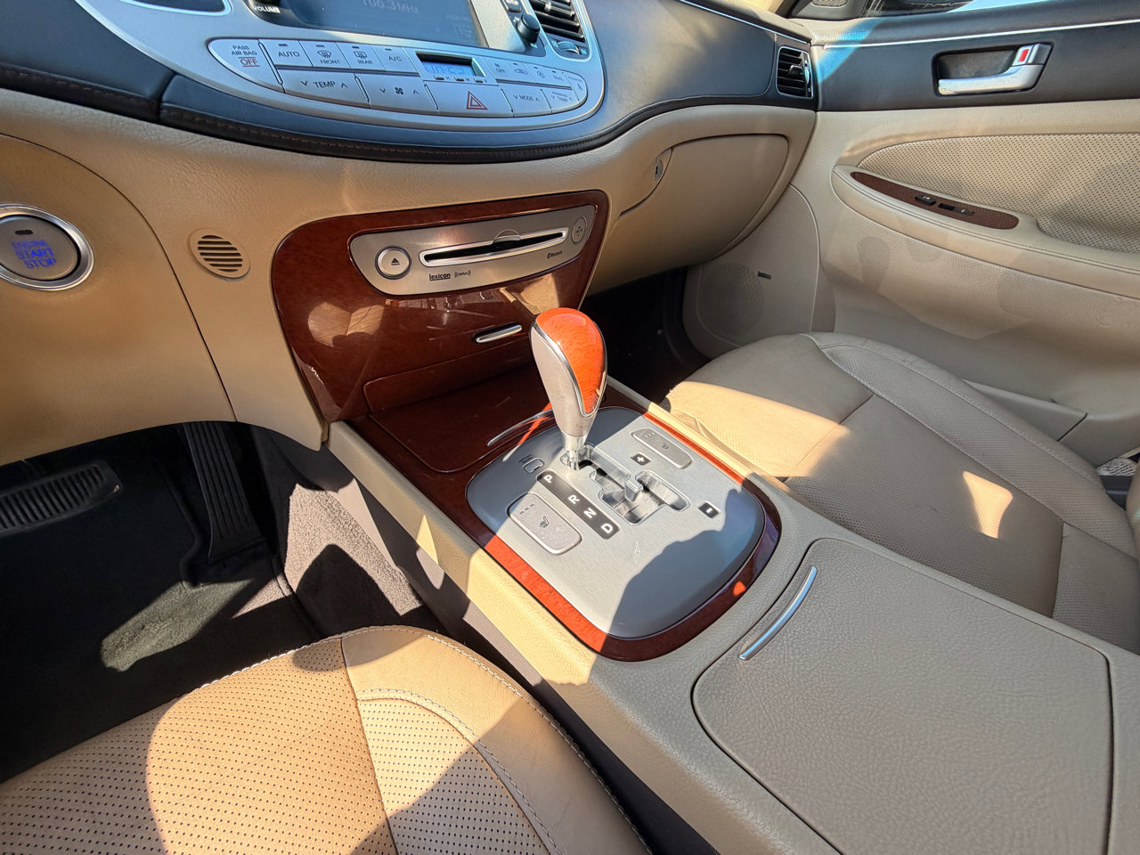 Used 2013 Hyundai Genesis 3.8 w/ Premium Pkg image 16