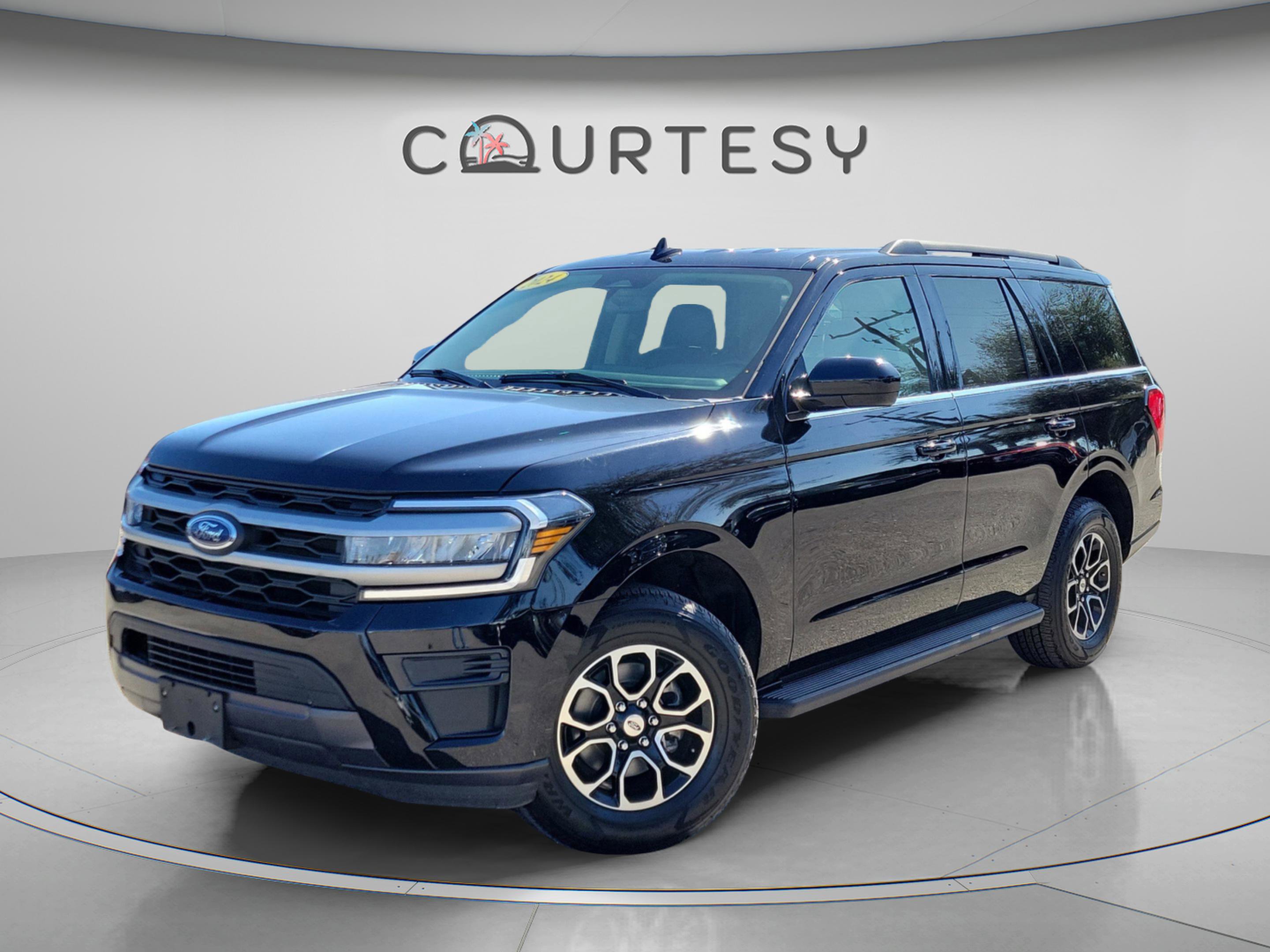 Used 2024 Ford Expedition XLT image 1