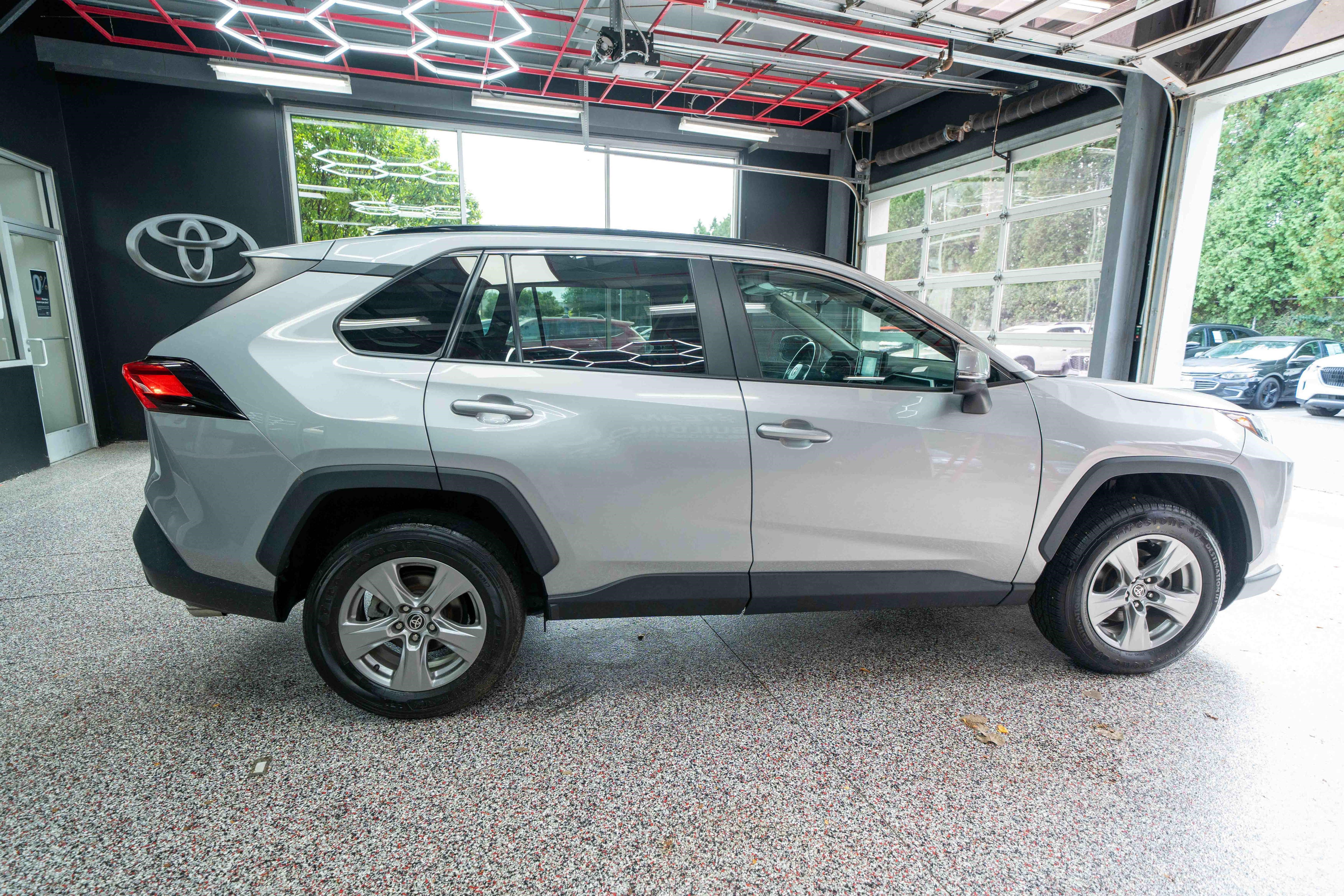 Used 2022 Toyota RAV4 XLE w/ Convenience Package AWD/4WD image 4