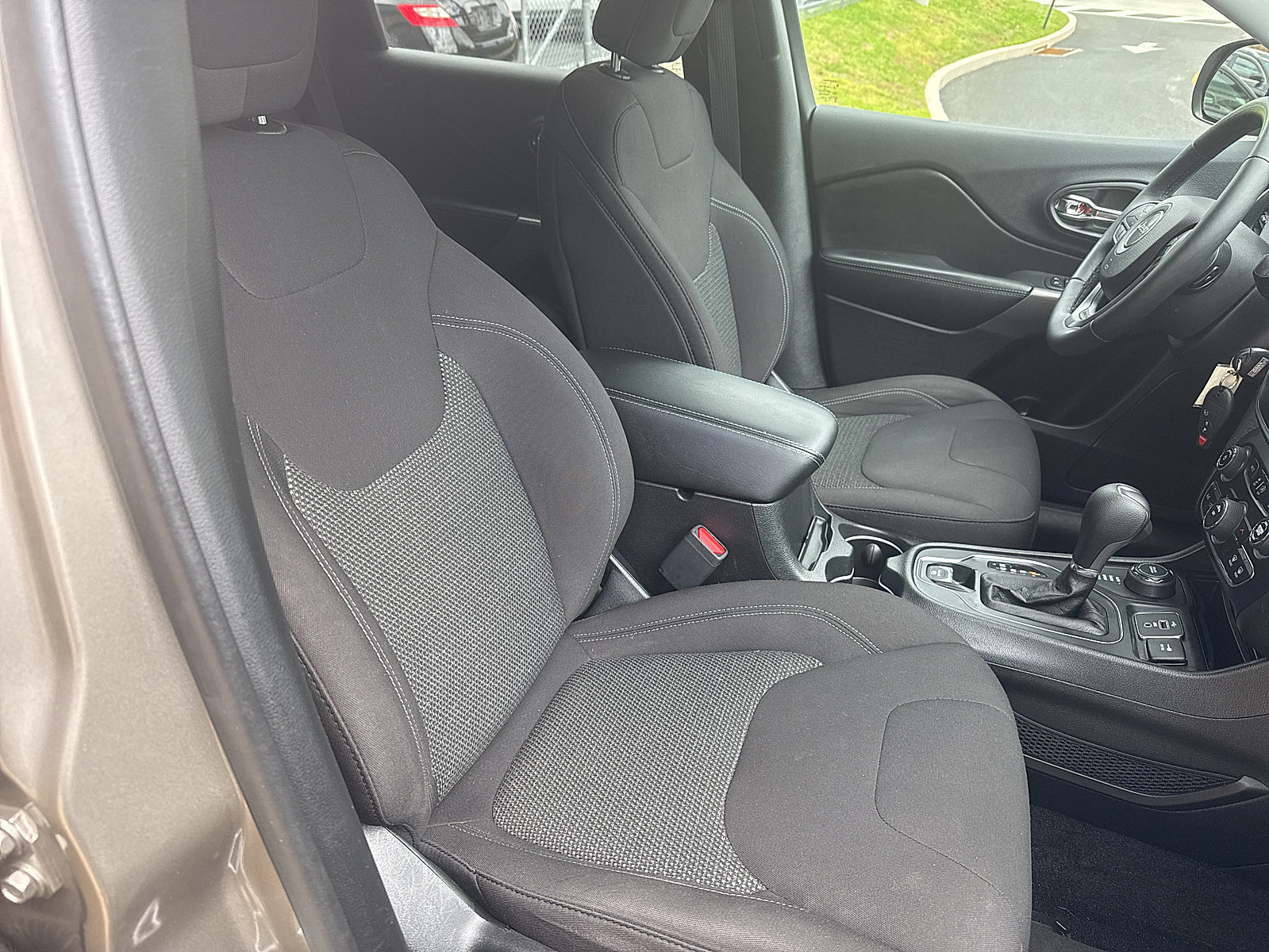 Used 2019 Jeep Cherokee Latitude w/ Cold Weather Group AWD/4WD image 39