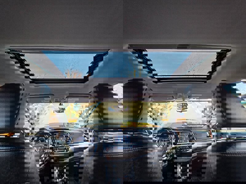 Used 2014 Toyota Highlander XLE image 19