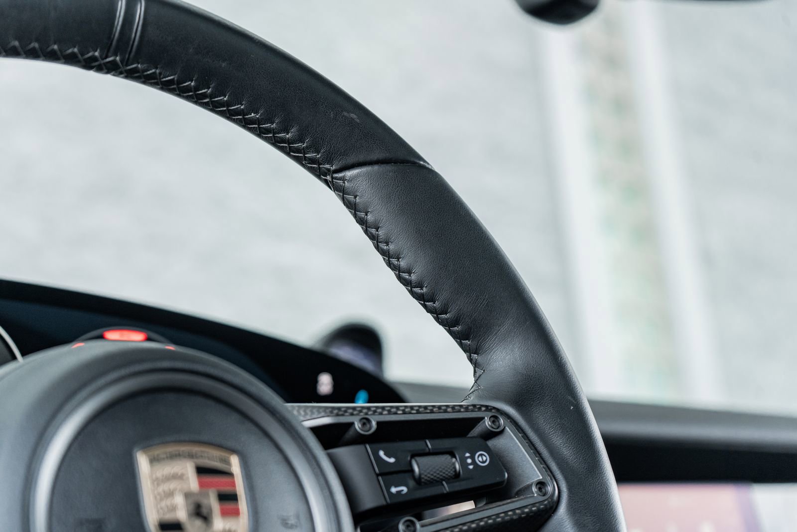 Used 2025 Porsche Taycan image 32