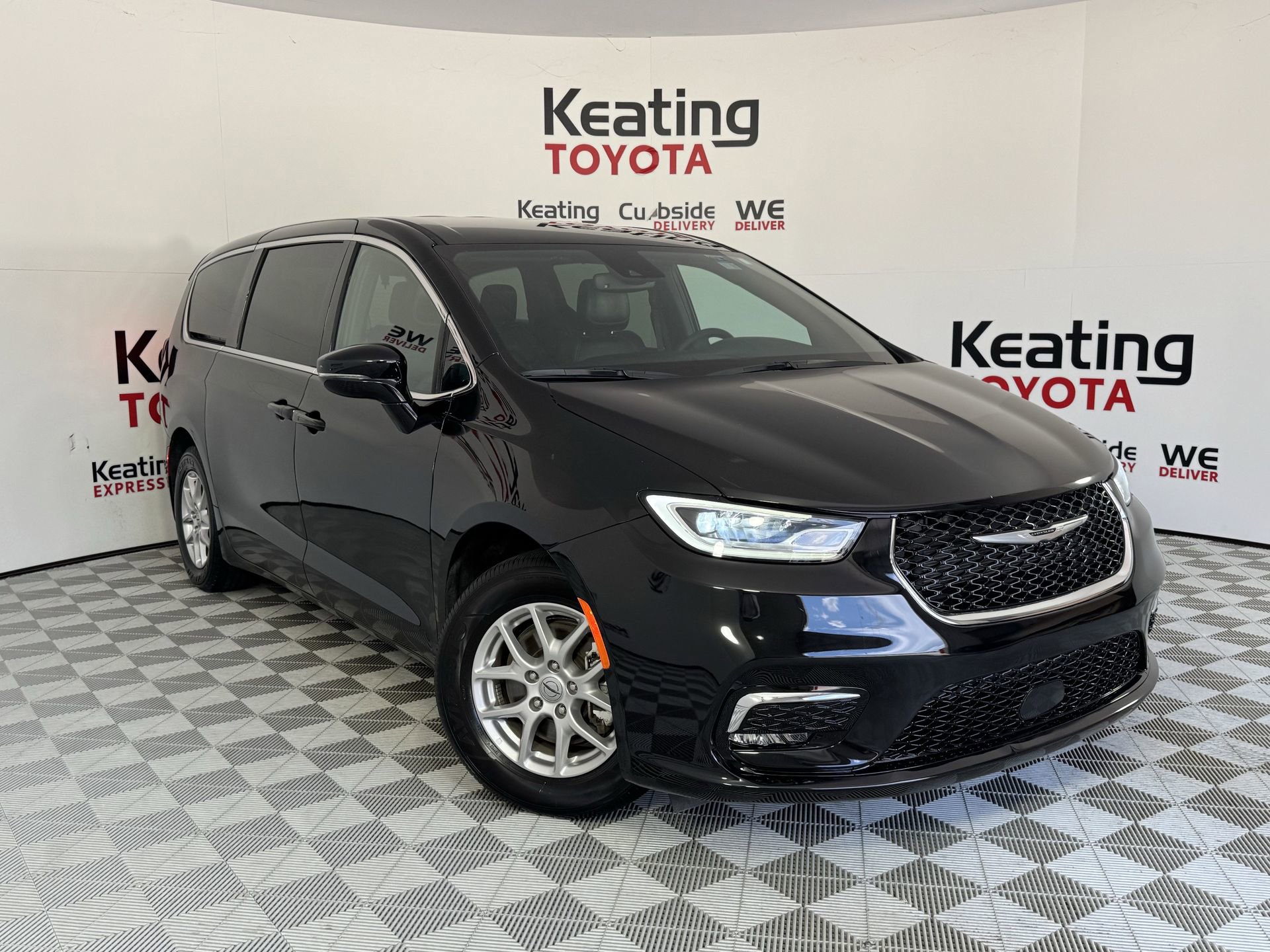 Used 2025 Chrysler Pacifica Select FWD image 3