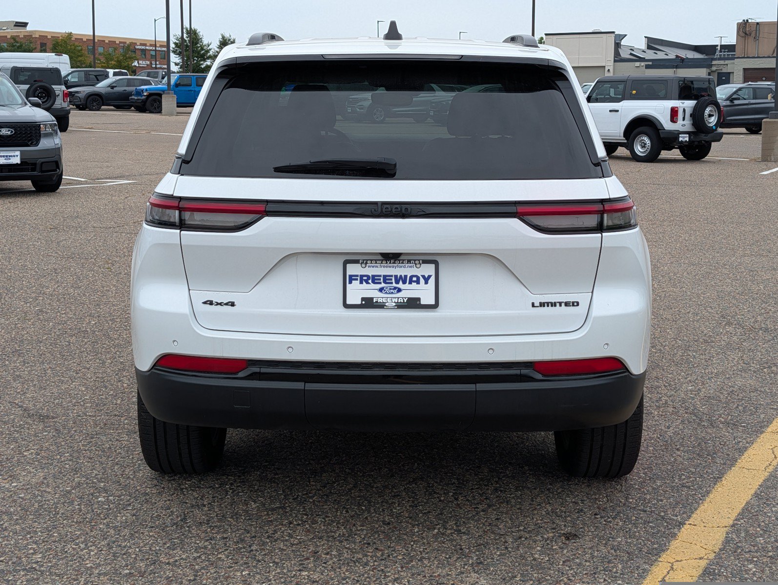 Used 2023 Jeep Grand Cherokee Limited w/ Black Appearance Package AWD/4WD image 4