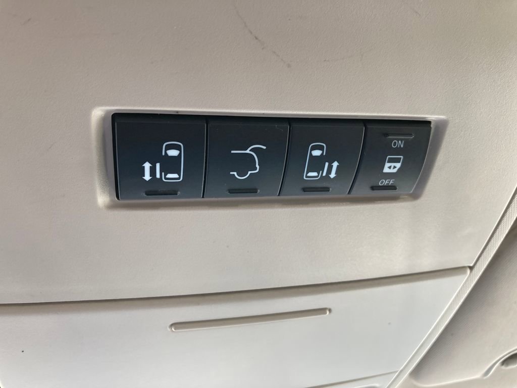 Used 2016 Chrysler Town & Country Touring image 29