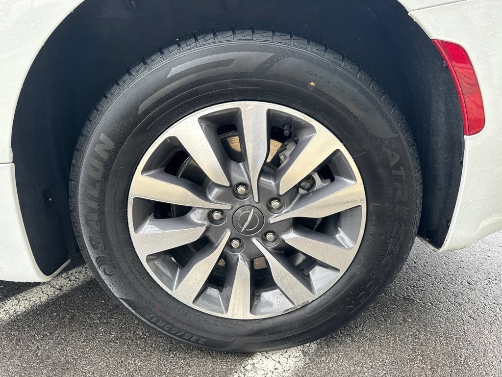Used 2023 Chrysler Pacifica Touring-L FWD image 27